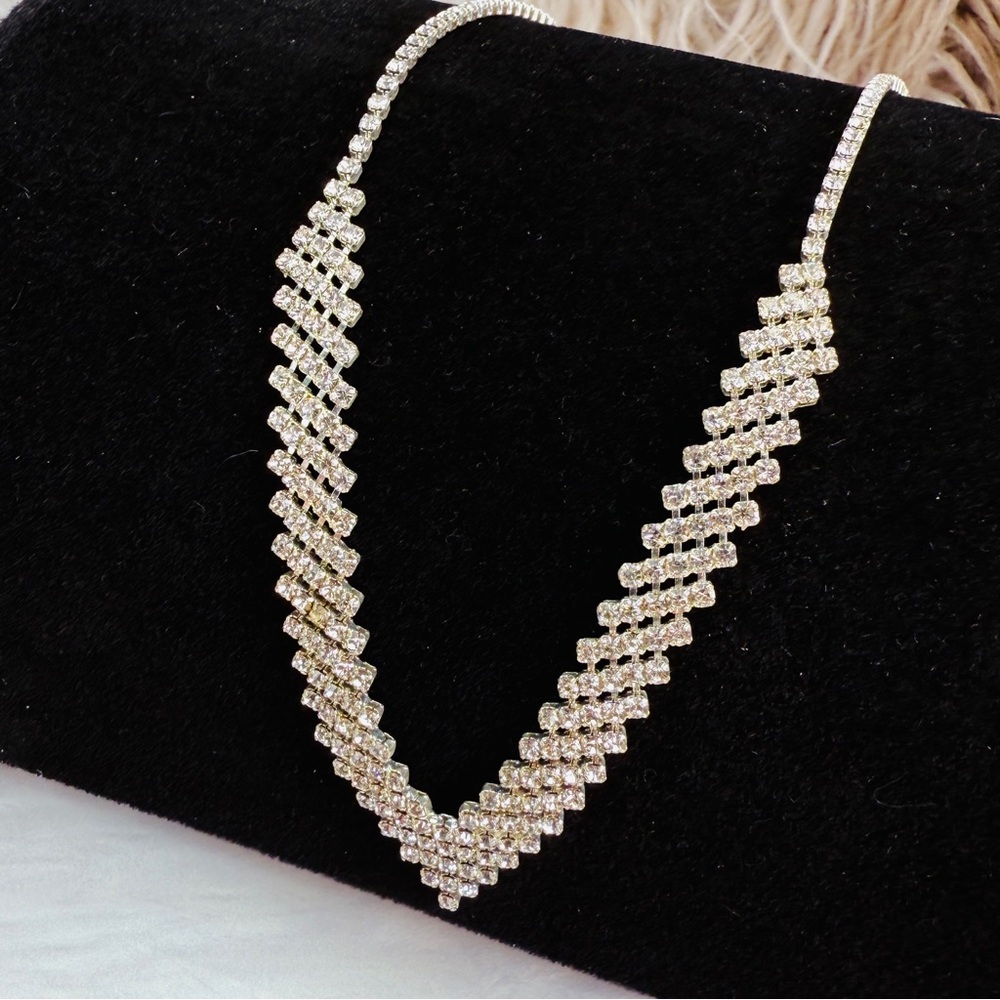 Elegant Lightweight Silvertone Bling Chain V-Neck Necklace
